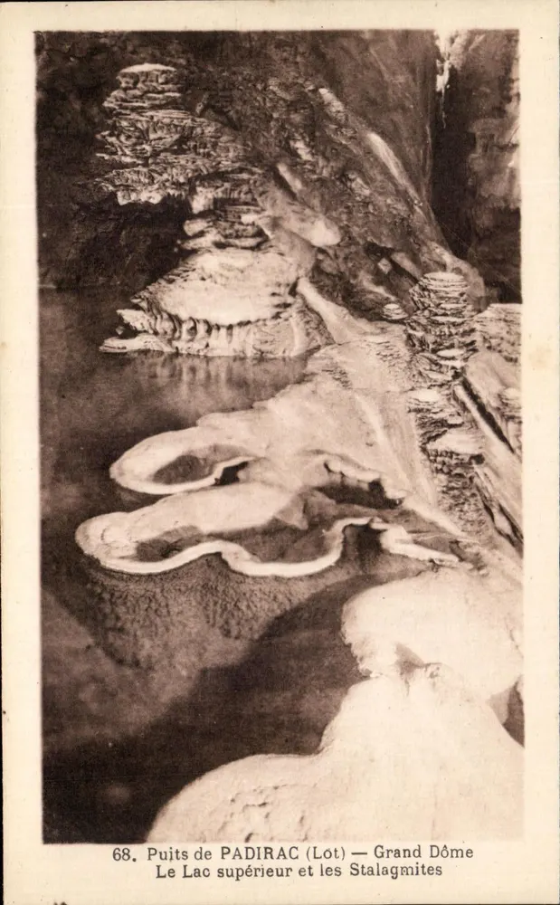 Brunnen von Padirac (Lot) — Großer Dom — Oberer See und die Stalaktiten - Vorderseite