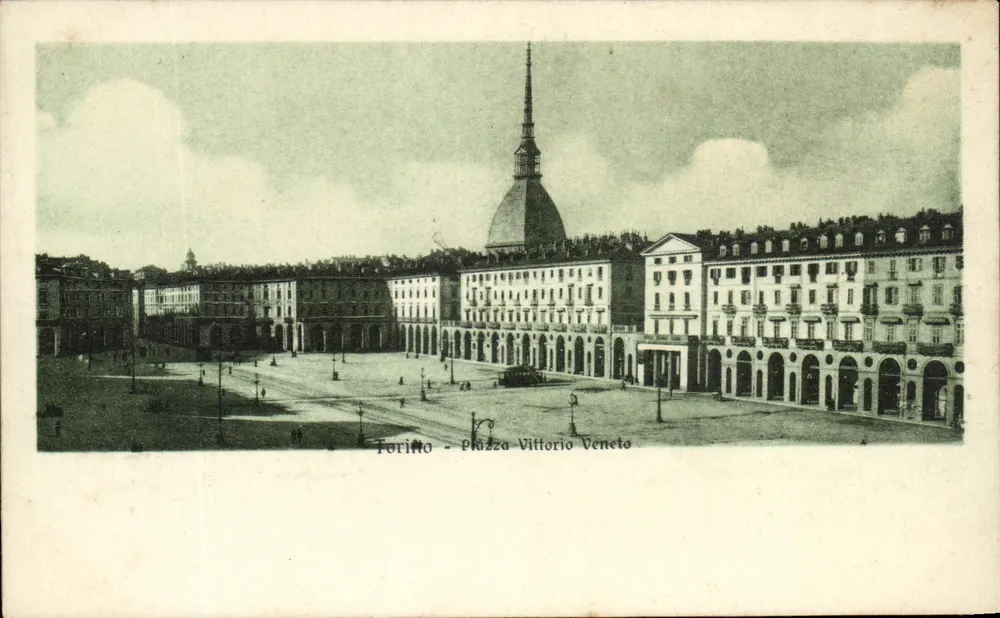 Turim - Piazza Vittorio Veneto — vista do Mole Antonelliano - Frente