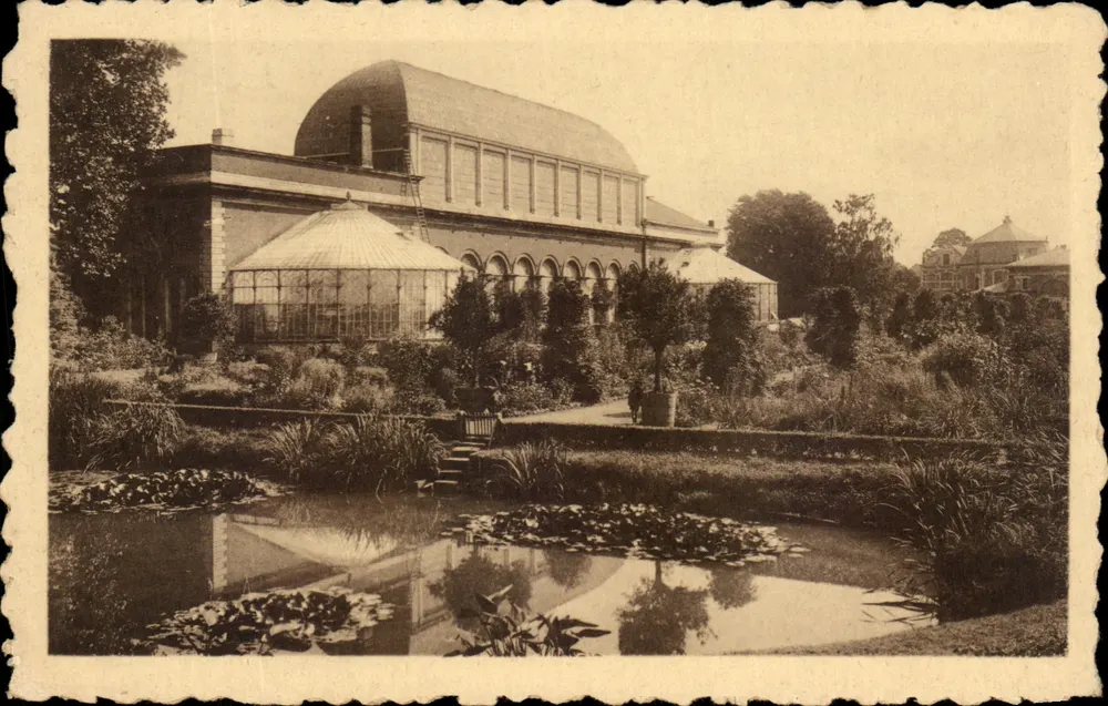Jardim Botânico de Louvain — Vista do edifício principal e da piscina — Editor: Bureau de Presse, 116, Boulevard de Namur, Louvain - Frente