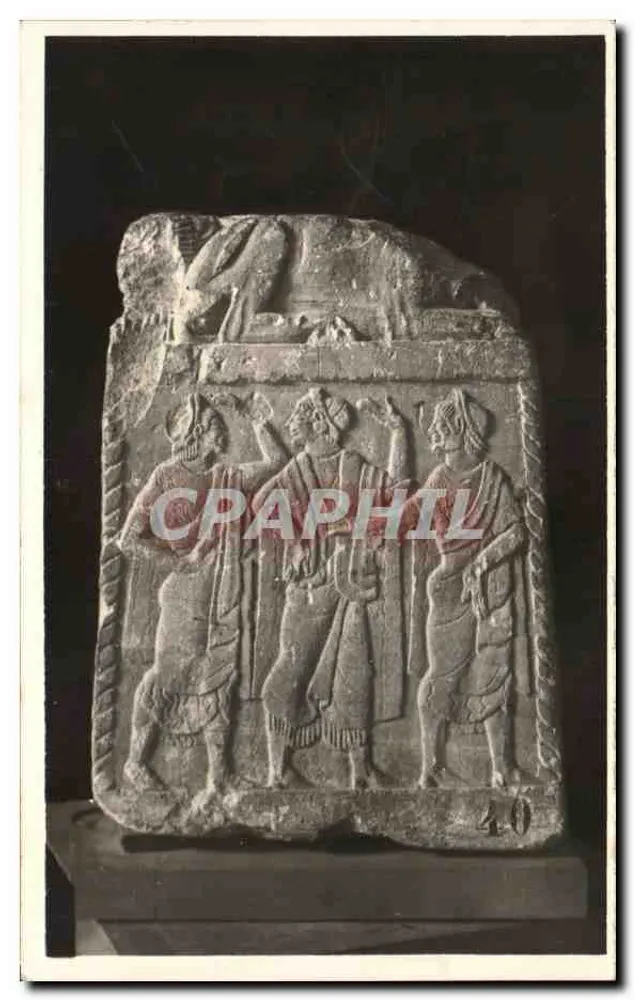Escultura antiga — bas-relief representando três personagens — Museu arqueológico de Perugia - Frente