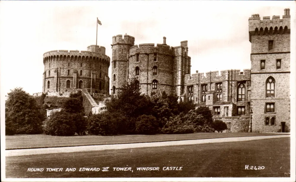 Round Tower and Edward III Tower, Windsor Castle — H.2420 — Valentine's & Sons Ltd, London - Awers