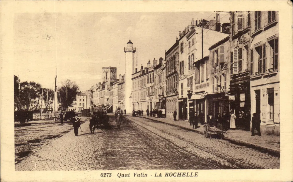 Quai Valin - La Rochelle — vista da rua com o farol e os comércios — R. Bergé, editor, n° 6273 - Frente