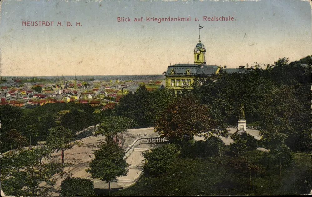 Neustadt a. d. H. — Vista sobre o monumento aos mortos e a escola real — editor desconhecido - Frente