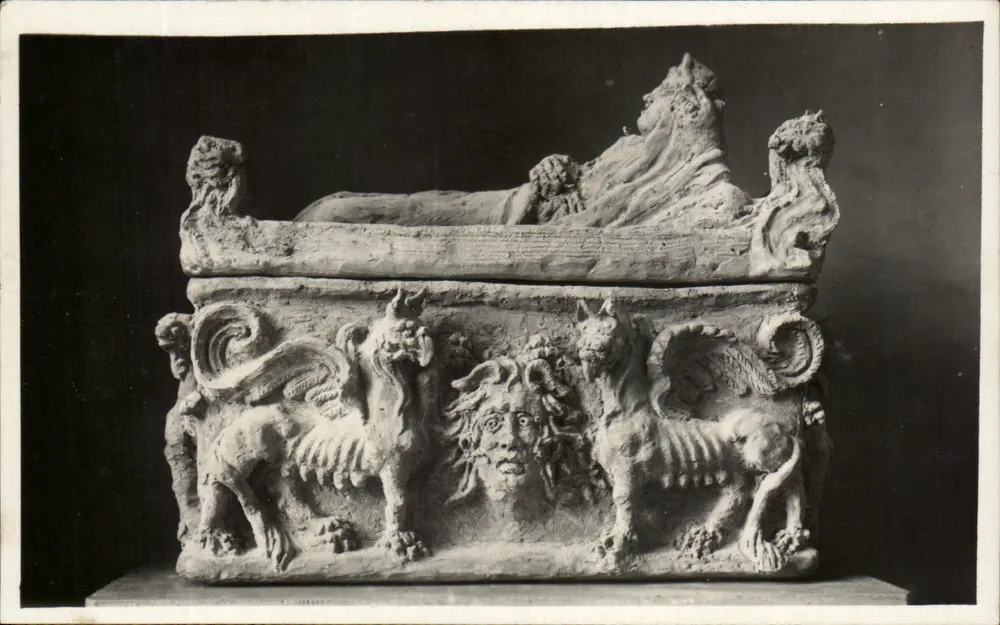 Sarcófago com figuras mitológicas — Museu Arqueológico de Perugia — editor 'Gevaert' - Frente