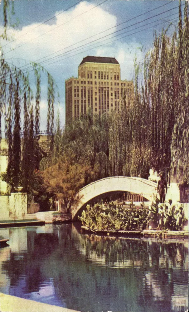 San Antonio River mit Alamo National Bank im Hintergrund — Pub. by San Antonio Card Co., PI032 - Vorderseite