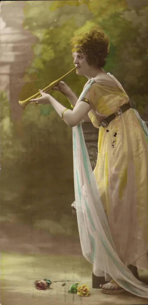 Junge Frau in antikem Kleid, das ein Instrument spielt — Toulouse, 1921 — Verlag nicht sichtbar - Vorderseite
