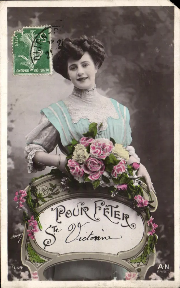 Frau in blauer Kleidung mit Blumenstrauß — Zum Gedenken an Ste Victorine — Ancey, Paris, n°334 - Vorderseite