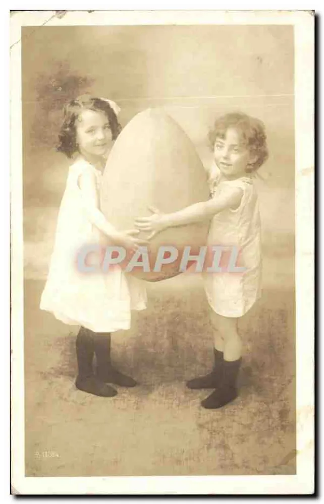 Zwei junge Mädchen mit einem großen Ei — Photographie — n°11034 - Vorderseite