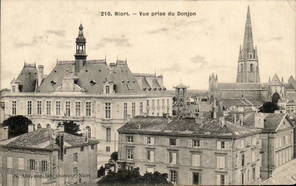 Niort — Vista tirada do Donjon — N. Alix, pap. tab. jornais, Niort - Frente