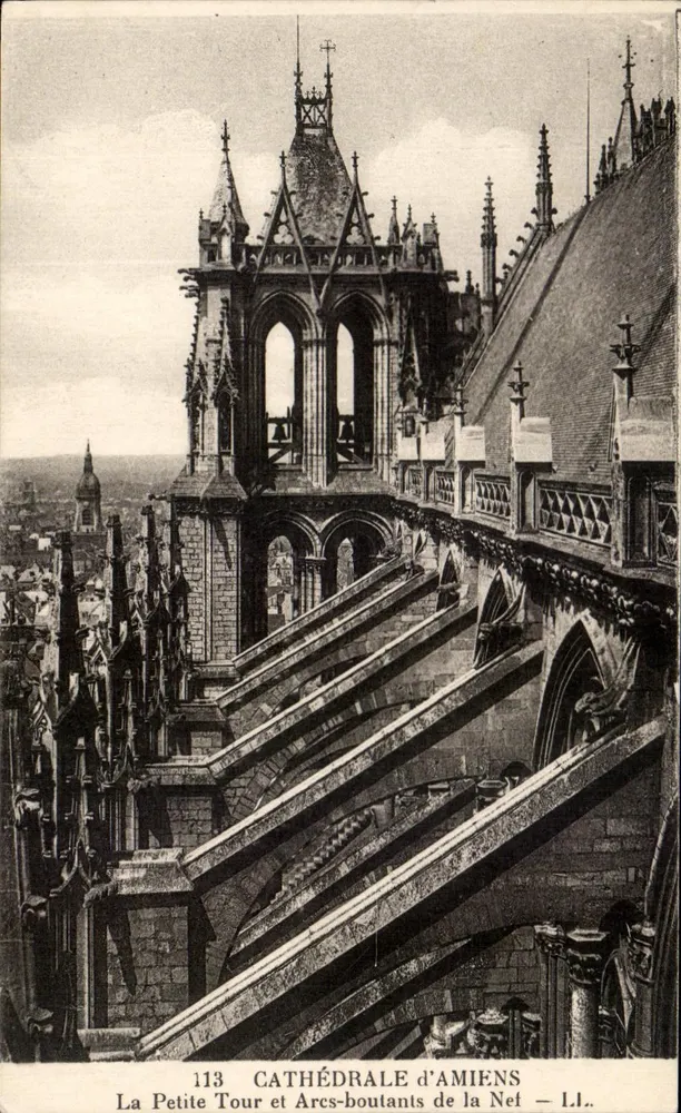 Kleine Turm und Strebepfeiler der Kirche — Kathedrale von Amiens - Vorderseite