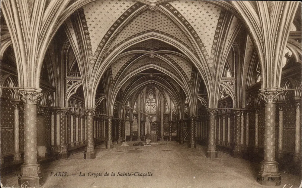 Paris — A Cripta da Santa Capela — ND Pho - Frente