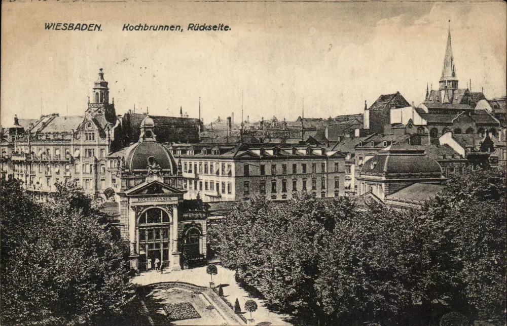 Wiesbaden. Kochbrunnen, Rückseite. — Vue du Kochbrunnen avec l'édifice du Kochbrunnen-Badhaus-Hotel et la flèche de l'église, éditeur WIESBADEN. - Vorderseite