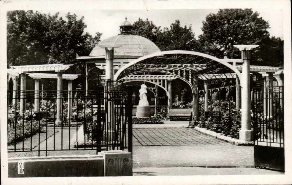 Square Carlos Bohn — La Roserie — Le Bois — Paris - Frente