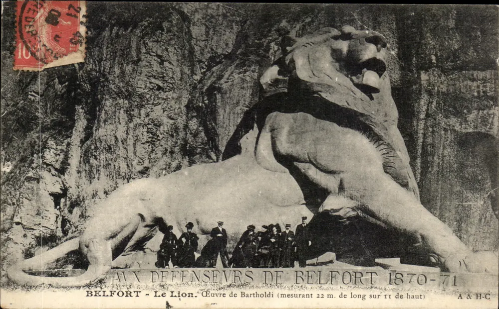 Belfort - Der Löwe. Werk von Bartholdi (22 m lang und 11 m hoch) — A & H C - Vorderseite