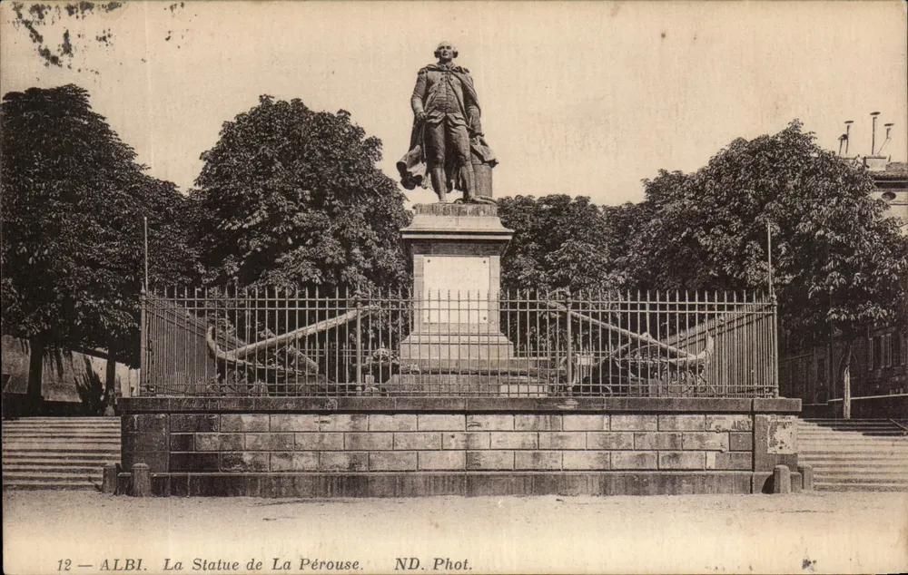 Albi — Estátua de La Pérouse — ND. Fot. - Frente