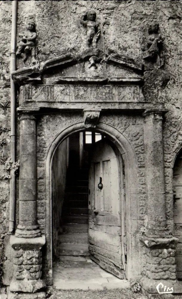 Ferrières (Tarn) — Cour d'honneur du château, entrée du grand escalier — Combiér Imprimeur (71, S.-A.-L.) - Vorderseite