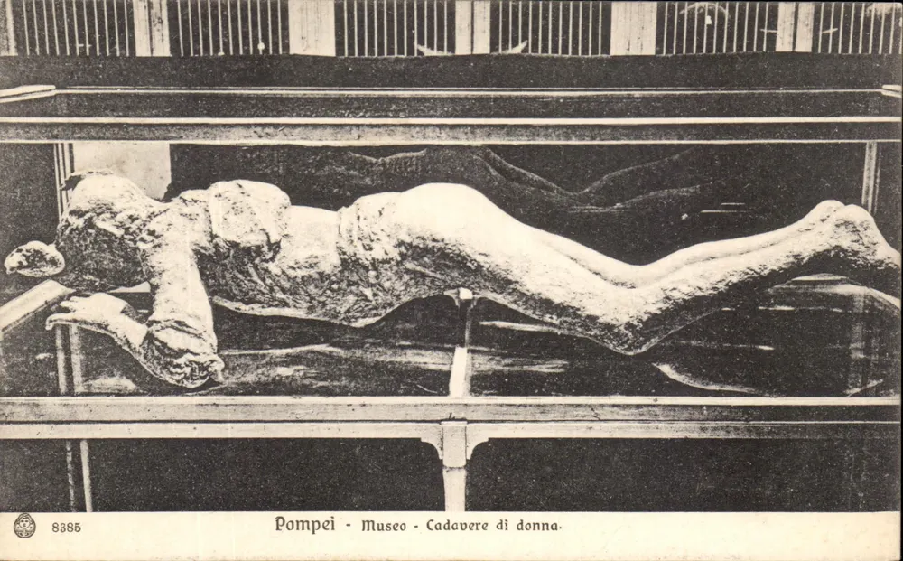 Pompeia - Museu - Cadáver de mulher — editor Brunner & C., Como - Frente