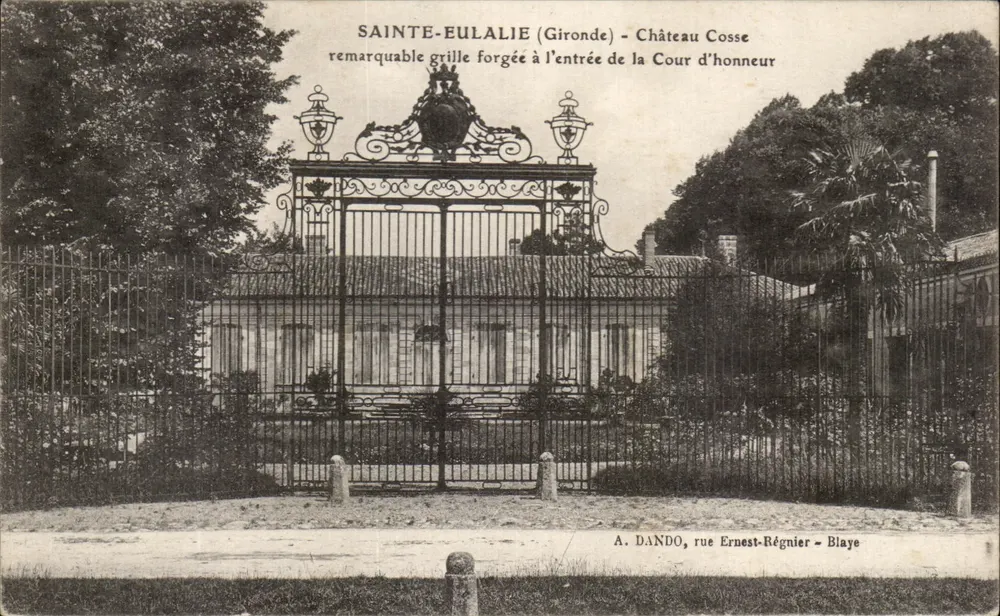 Sainte-Eulalie (Gironde) - Schloss Cosse — bemerkenswertes geschmiedetes Gitter am Eingang zur Ehrenhof - Vorderseite