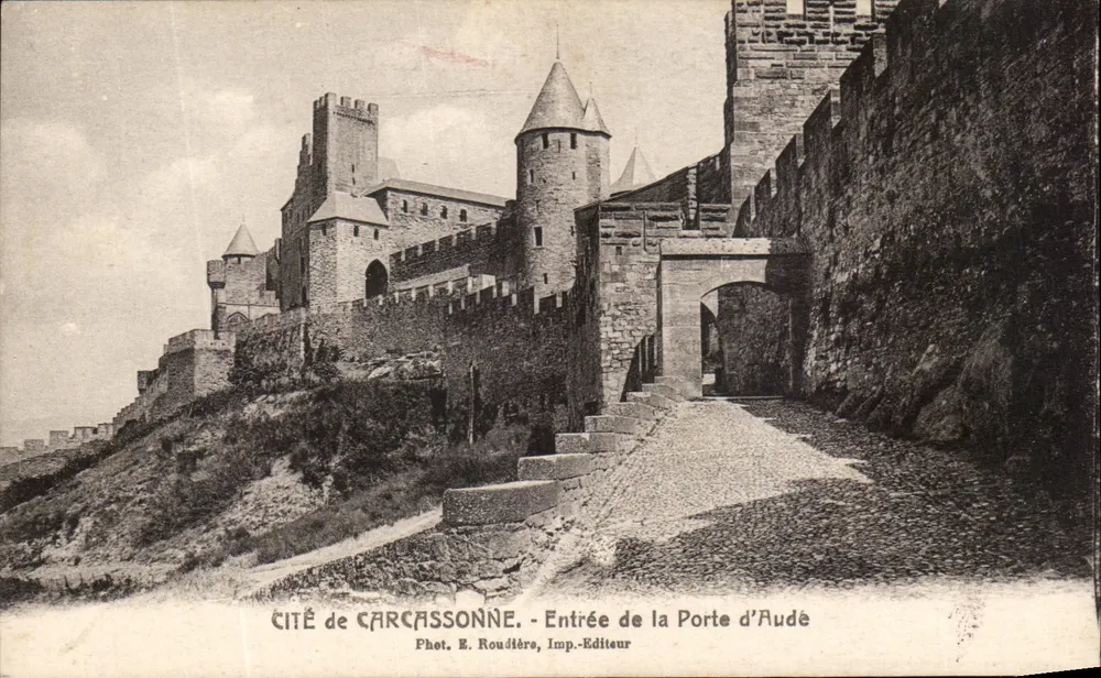 Cité de Carcassonne — Eingang zur Porte d'Aude — Foto. R. Roudière, Verleger - Vorderseite