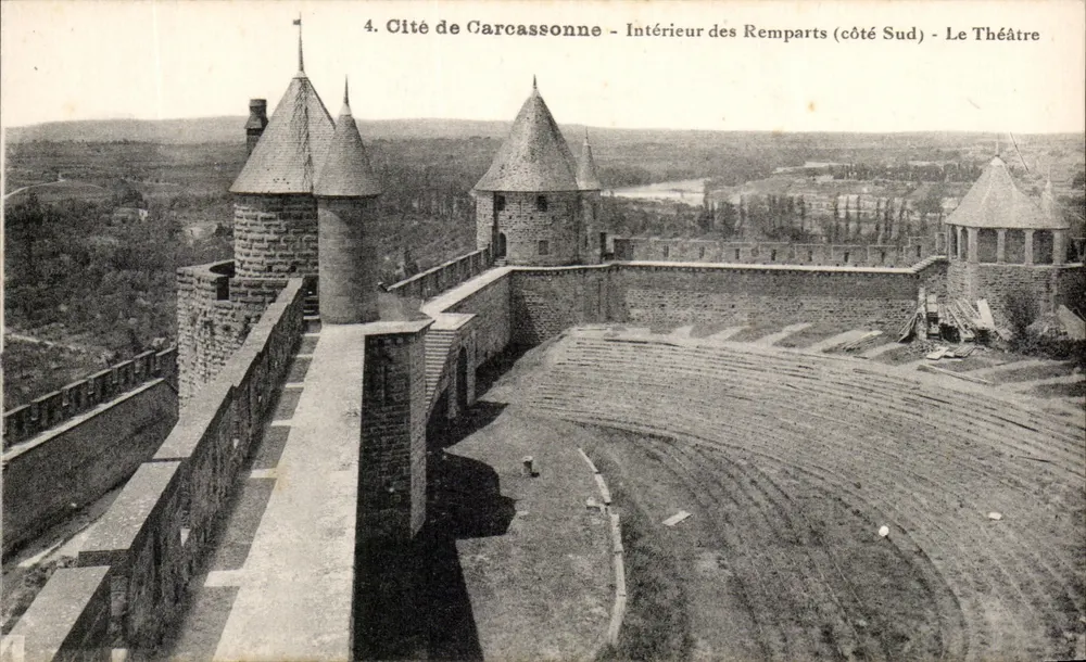 Cité de Carcassonne — Innere der Mauern (Südseite) — Das Theater - Vorderseite