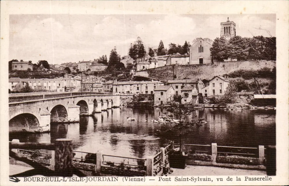 Bourgueil-l'Isle-Jourdain (Vienne) — Brücke Saint-Sylvain, von der Passerelle aus gesehen - Vorderseite