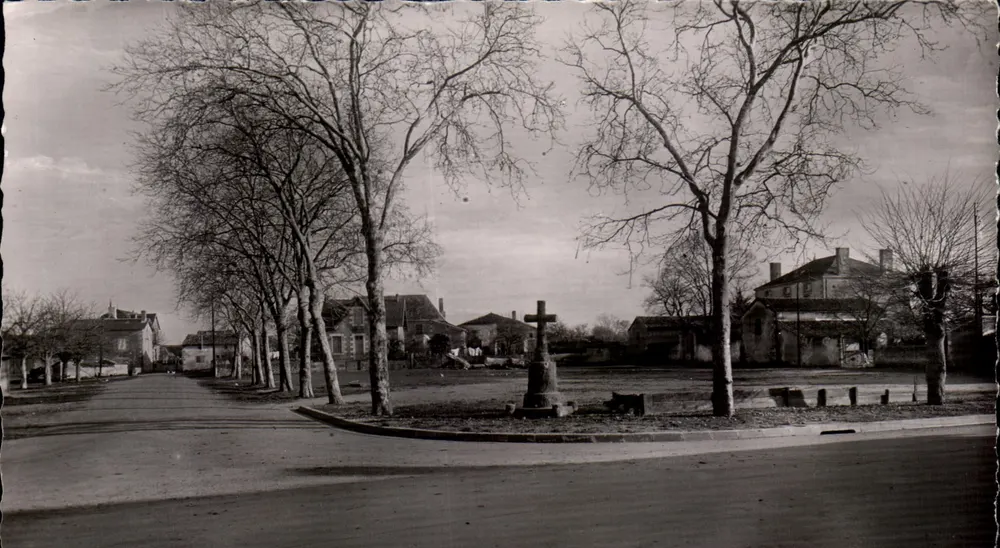 PERSAC (Vienne) — Die Straße von Nérignac und das Kreuz des Maquis — Photo de Macon - Vorderseite