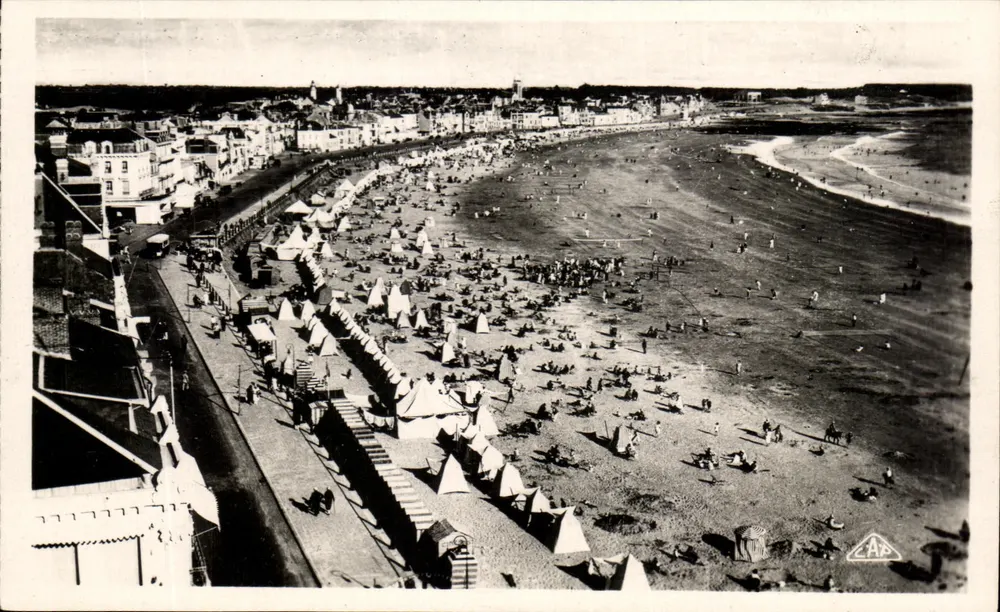 Les Sables d'Olonne — Vista da Praia — (47) « REAL-PHOTO » C.A.P. — PARIS - Frente