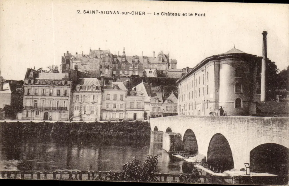 Saint-Aignan-sur-Cher — Schloss und Brücke - Vorderseite