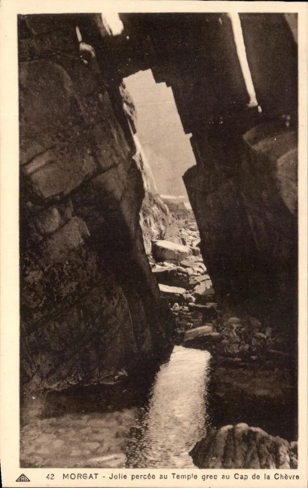 Cap de la Chèvre - Schöne Öffnung zum griechischen Tempel - Morgat - Vorderseite
