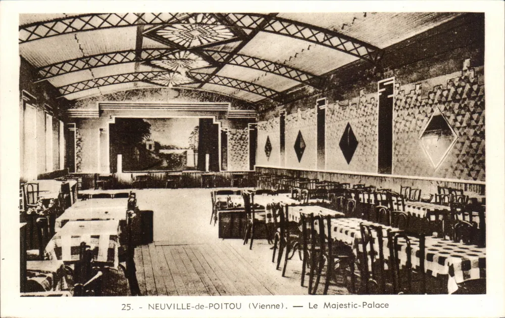 Neuville-de-Poitou (Vienne) — Das Majestic-Palace - Vorderseite