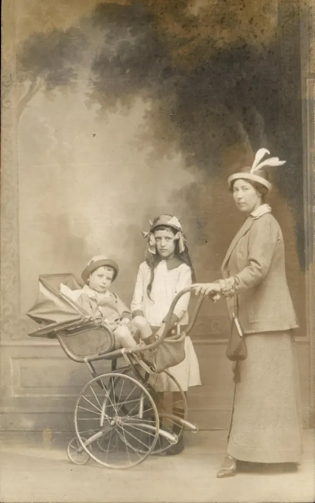 Familie in der Wagenwiege — Studiofoto — R. Guilleminot, Rœspflug et Cie, Paris - Vorderseite