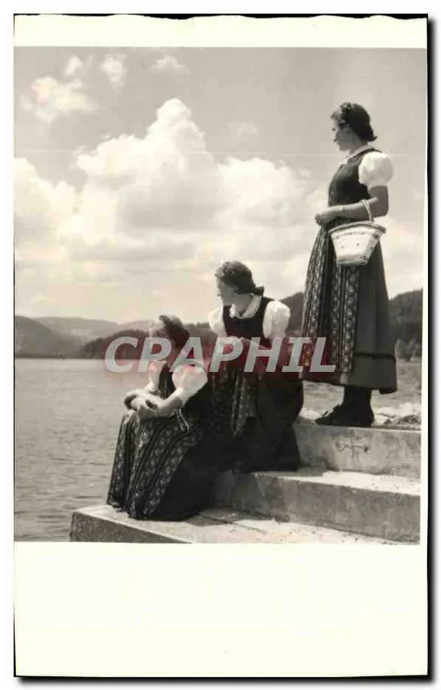 Drei junge Frauen in traditioneller Kleidung am See — Verlag nicht identifiziert - Vorderseite