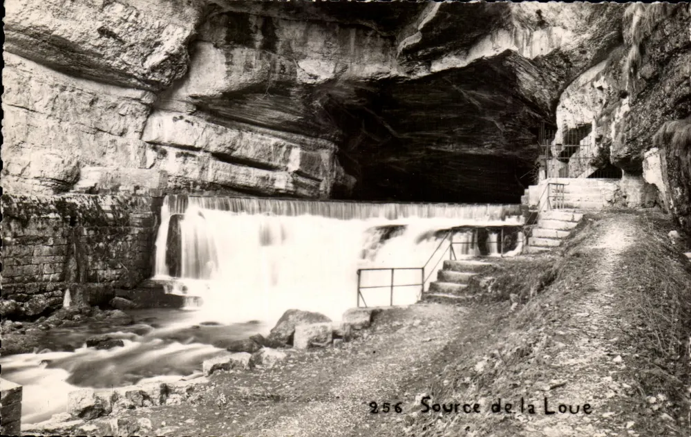 Fonte da Loue — cachoeira em uma caverna — Foto Girandet n°256 - Frente
