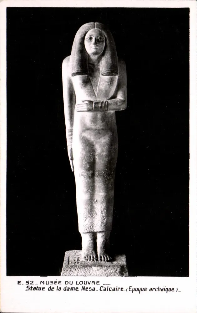 Estátua da senhora Nesa — Época arcaica — Museu do Louvre - Frente