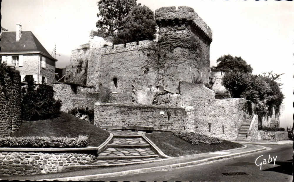 O Donjon em Avranches — Manche — Edições Gaby - Frente