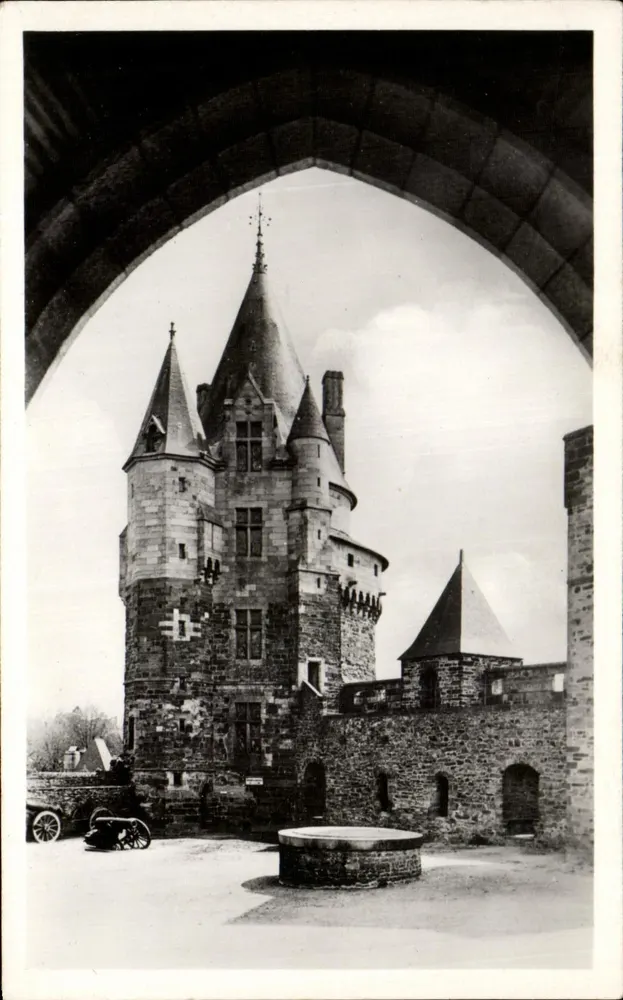 Vitré (Ille-et-Vilaine) — La Tour Saint-Laurent aus der inneren Hofe des Schlosses gesehen — Édition d'Art France, Caen - Vorderseite
