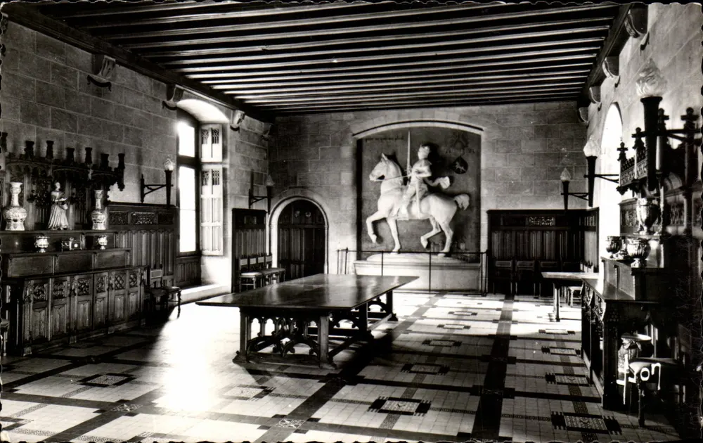 Castelo de JOSSELIN (Morbihan) — A Sala de Jantar — Les Éditions d'Art, Paris - Frente