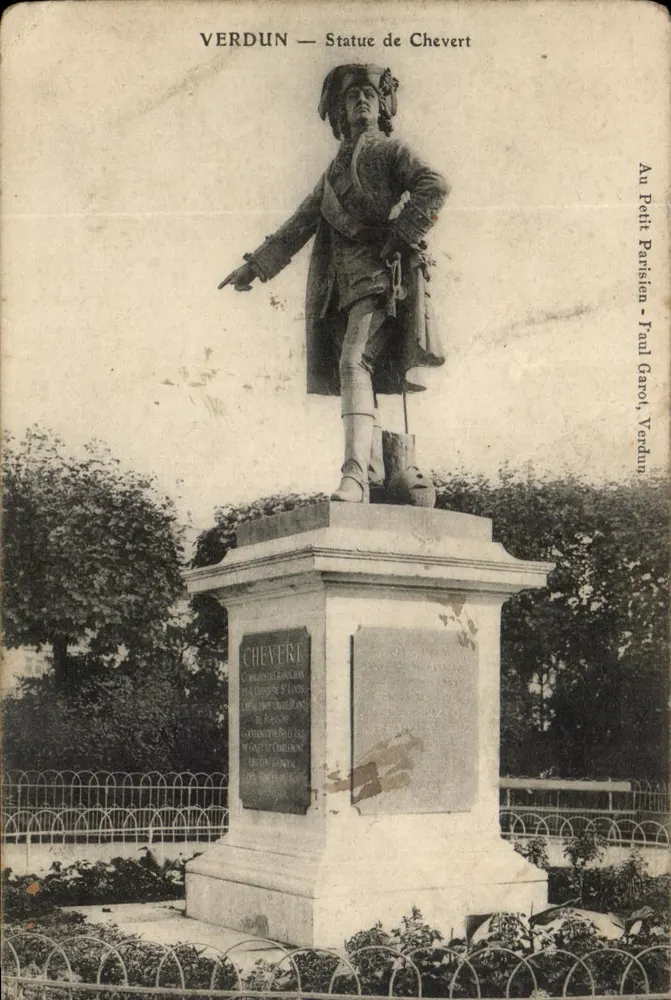 Verdun — Statue de Chevert — Au Petit Parisien - Paul Garot, Verdun - Frente