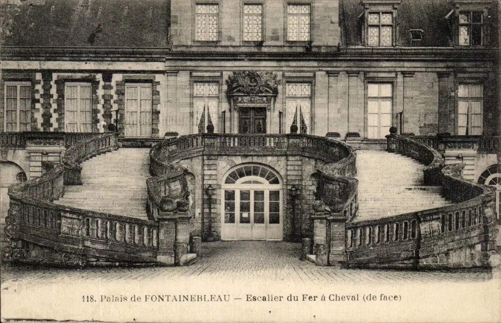 Palácio de FONTAINEBLEAU — Escada do Ferro de Cavalo (de frente) — série 118 - Frente