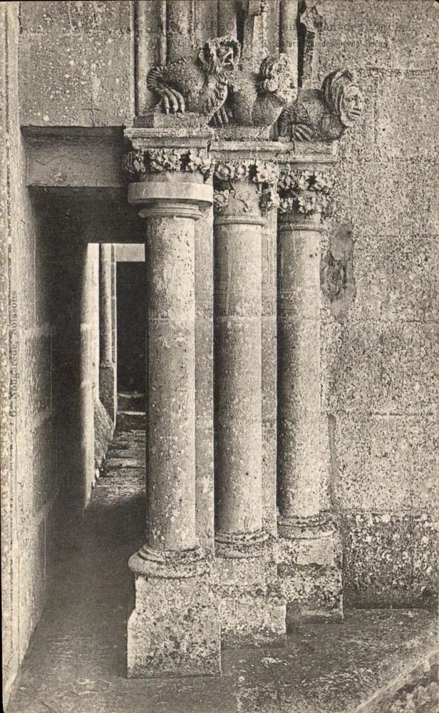 Interior do castelo de Poissons — colunas e gárgulas — G. Kongstedt, Poissons - Frente