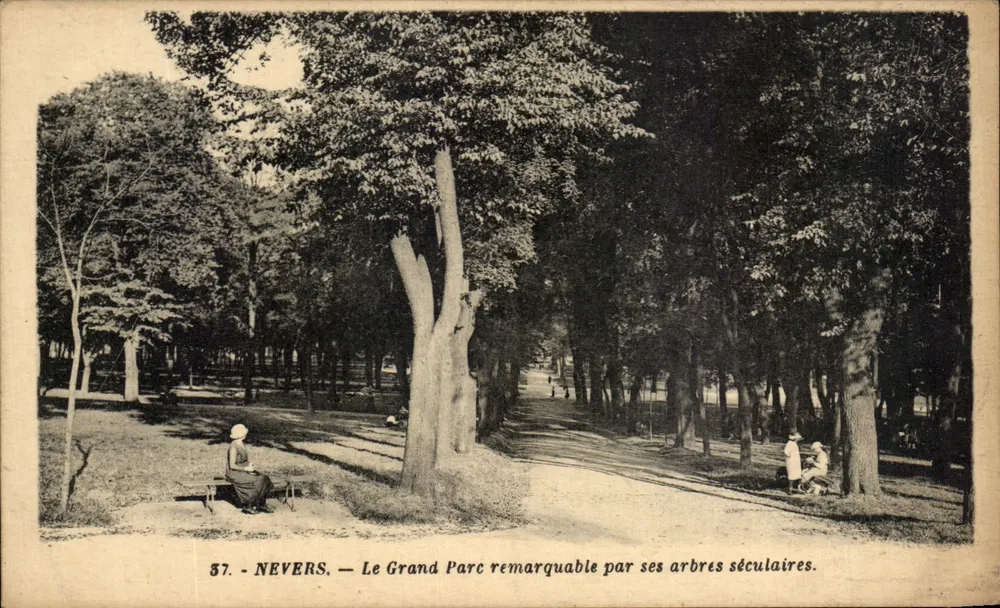 Nevers — Der Große Park, bemerkenswert für seine alten Bäume — G. Arraud, Verleger - Vorderseite