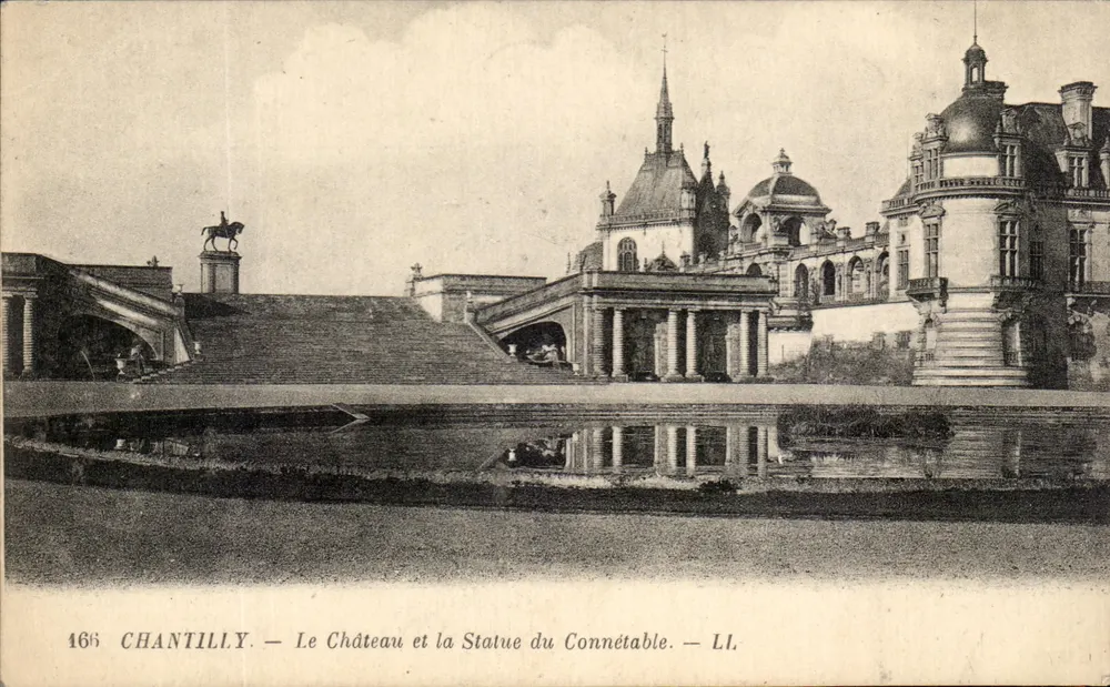 Chantilly — O Castelo e a Estátua do Conde — LL. - Frente