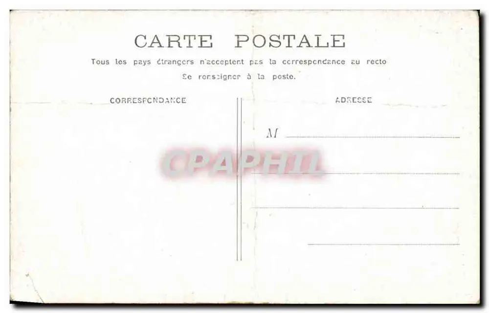 Deux jeunes femmes avec vélo — scène de rue devant un magasin de vin — éditeur non visible - Verso