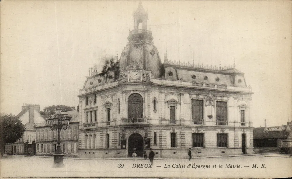 Dreux — Die Sparkasse und das Rathaus — M. R. - Vorderseite