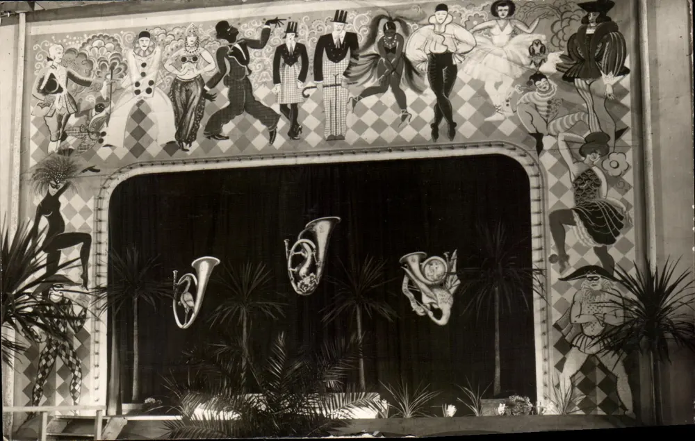 Cena de teatro — decoração Art Déco com personagens e instrumentos - Frente