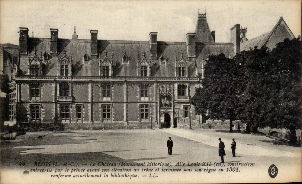 Blois (Loir-et-Cher) — Das Schloss (Historisches Denkmal), Flügel Louis XII (östlich), Bau begonnen vom Prinzen vor seiner Thronbesteigung und 1501 während seiner Herrschaft abgeschlossen, beherbergt derzeit die Bibliothek. - Vorderseite