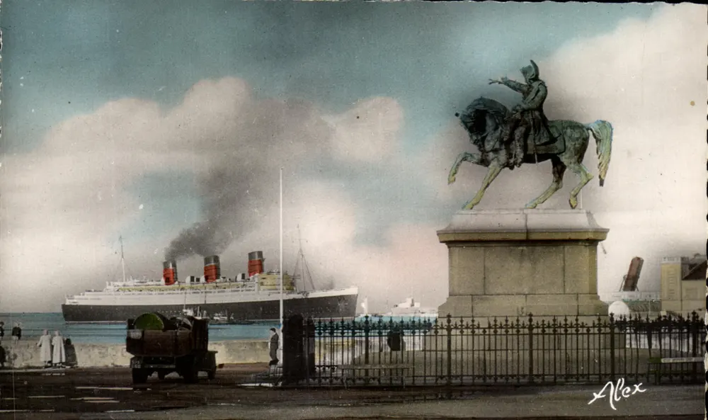 Cherbourg (Manche) — Der große Liner « Queen Mary » fährt vor der Statue Napoleons I. — Alex, Verlag - Vorderseite
