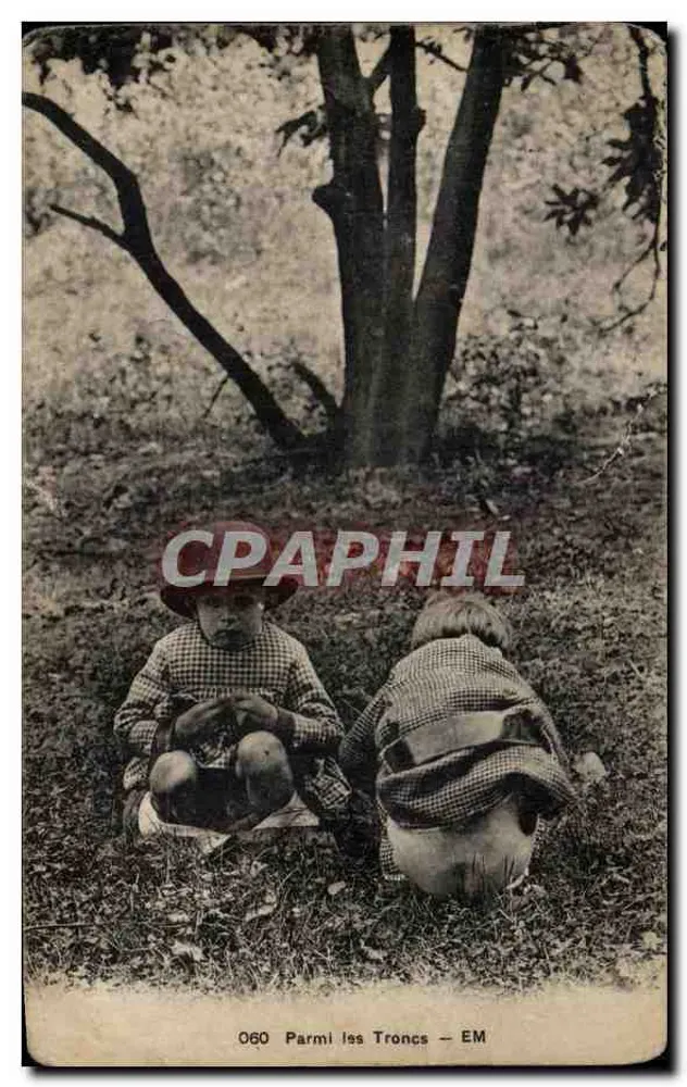 Parmi les Troncs — Deux enfants jouant sous un arbre — Éditeur E.M. n° 060 - Frente