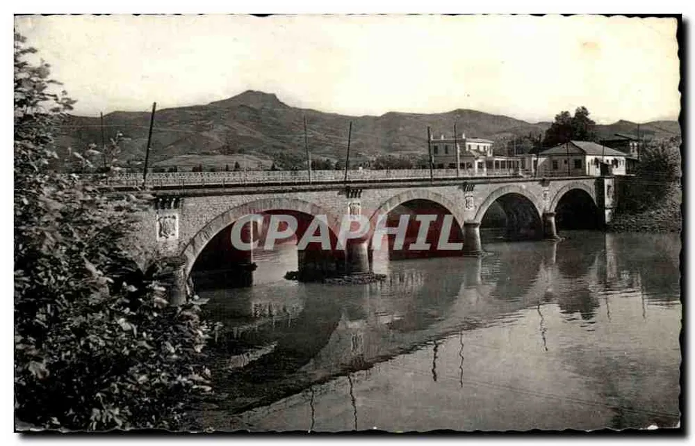 Brücke über einen Fluss — Berge im Hintergrund - Vorderseite