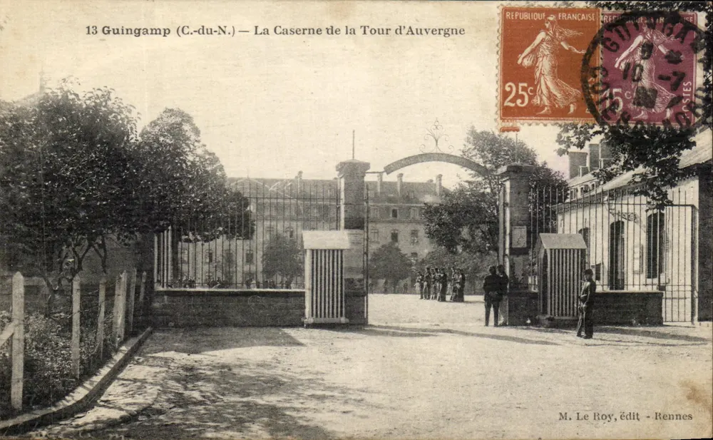 Guingamp (C.-du-N.) — La Caserne de la Tour d'Auvergne — M. Le Roy, Verlag Rennes - Vorderseite